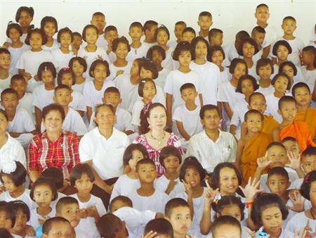 To commemorate her birthday, Achana Snitwongse Na Ayudhaya, Managing Director of the Montien Hotel, Pattaya hosted a lunch for children at Wat-Sam Nak Ka Thorn School in Rayong province recently.